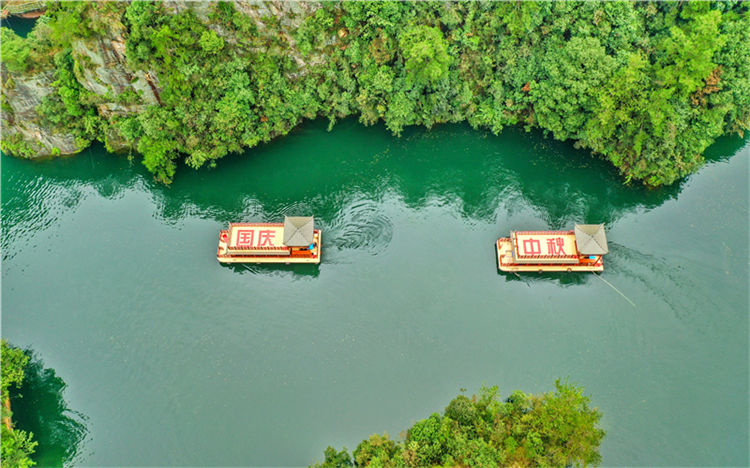 投入双层新画舫船的张家界宝峰湖景区